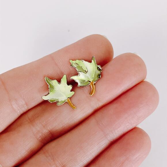 Vintage Green Enamel Maple Leaf Stud Earrings Mid Century 1970s Petite Jewelry - Picture 2 of 11